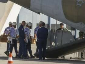 São Paulo (SP) 14/08/2024 - A Força Aérea Brasileira dando continuidade do transporte das urnas funerárias de vítimas do acidente aeronáutico registrado em Vinhedo (SP). Em nota, a corporação informou que o destino das urnas funerárias é o aeroporto de Cascavel, no Paraná. O translado será feito com a aeronave C-105 Amazonas, partindo da Base Aérea de São Paulo. Foto: Paulo Pinto/Agência Brasil Por: Paulo Pinto/Agência Brasil