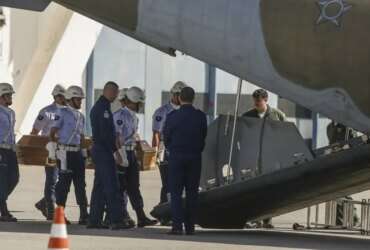 São Paulo (SP) 14/08/2024 - A Força Aérea Brasileira dando continuidade do transporte das urnas funerárias de vítimas do acidente aeronáutico registrado em Vinhedo (SP). Em nota, a corporação informou que o destino das urnas funerárias é o aeroporto de Cascavel, no Paraná. O translado será feito com a aeronave C-105 Amazonas, partindo da Base Aérea de São Paulo. Foto: Paulo Pinto/Agência Brasil Por: Paulo Pinto/Agência Brasil