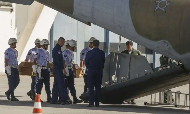 São Paulo (SP) 14/08/2024 - A Força Aérea Brasileira dando continuidade do transporte das urnas funerárias de vítimas do acidente aeronáutico registrado em Vinhedo (SP). Em nota, a corporação informou que o destino das urnas funerárias é o aeroporto de Cascavel, no Paraná. O translado será feito com a aeronave C-105 Amazonas, partindo da Base Aérea de São Paulo. Foto: Paulo Pinto/Agência Brasil Por: Paulo Pinto/Agência Brasil