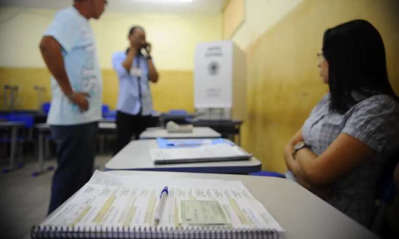 Em Belém, no Pará, urna eletrônica apresenta problema e é preciso ser trocada (Tânia Rêgo/Agência Brasil)