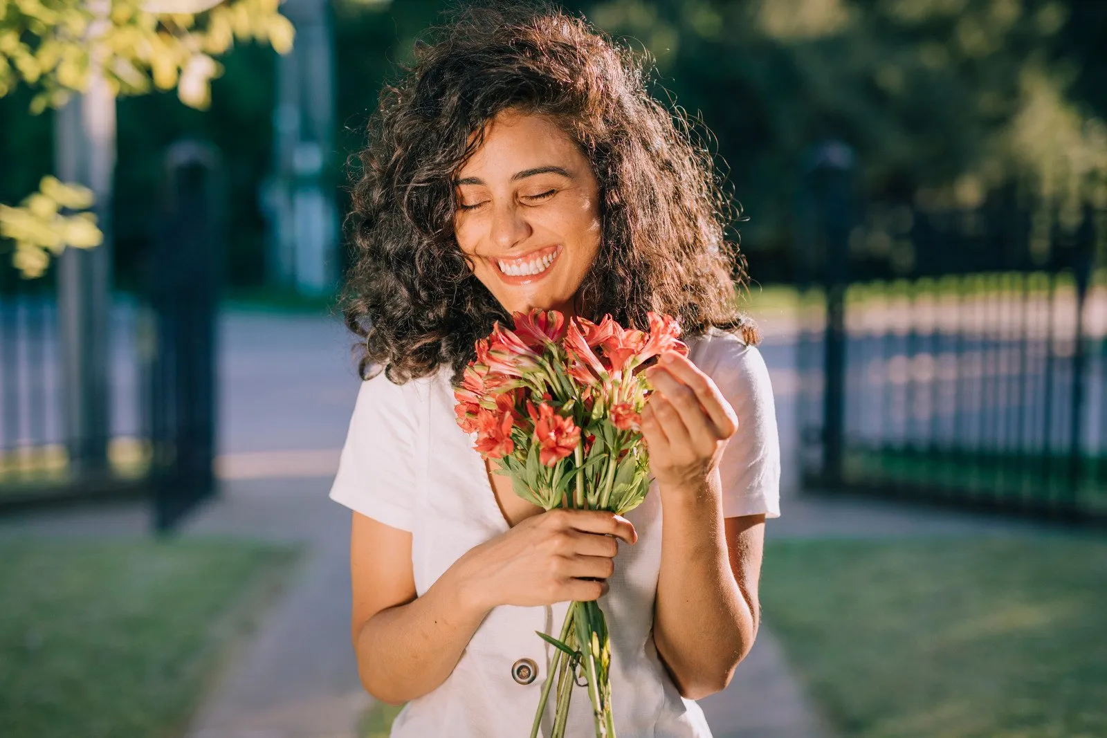 mulher feliz sorrindo - Fotos do Canva1