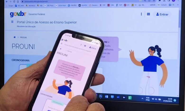 Brasília - 27/06/2023 - O Programa Universidade Para Todos (Prouni) oferta bolsas de estudo, integrais e parciais (50% do valor da mensalidade do curso), em cursos de graduação e sequenciais de formação específica, em instituições de educação superior privadas. As inscrições podem ser feitas pelo celular ou pelo computador. Foto: Rafa Neddermeyer/Agência Brasil
