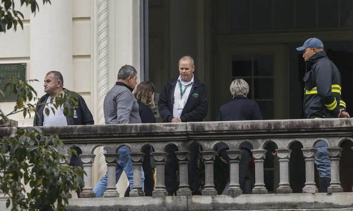 São Paulo (SP) 10/08/2024 – Familiares das vítimas do acidente aéreo que envolveu avião da Voepass que ocorreu em Vinhedo, chegando ao Instituto médico legal (IML). Foto: Paulo Pinto/Agência Brasil