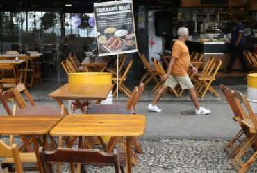 Restaurante aberto no centro da cidade. IBGE divulga Pesquisa Anual de Serviços (PAS) referente a 2020. Por: Tânia Rêgo/Agência Brasil