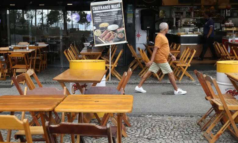 Restaurante aberto no centro da cidade. IBGE divulga Pesquisa Anual de Serviços (PAS) referente a 2020. Por: Tânia Rêgo/Agência Brasil