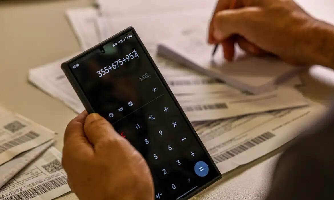 Brasília (DF) 15/03/2024 – A partir de hoje (15) de março, parte da liquidação interbancária da cobrança do documento será feita no mesmo dia do pagamento A novidade é mais um projeto de modernização feito pelo setor bancário na modalidade de boletos, que englobará 136 bancos e será mandatória. Com a mudança, se o cliente pagar o boleto até *às 13h30, o cobrador poderá receber o dinheiro no mesmo dia, dependendo do contrato que ele tenha com a sua instituição financeira. Se o pagamento for feito após *às 13h30, a liquidação ocorrerá no dia seguinte. Foto: Joédson Alves/Agência Brasil