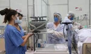 Médicos fazem treinamento no hospital de campanha para tratamento de covid-19 do Complexo Esportivo do Ibirapuera. Por: Rovena Rosa/Agência Brasil