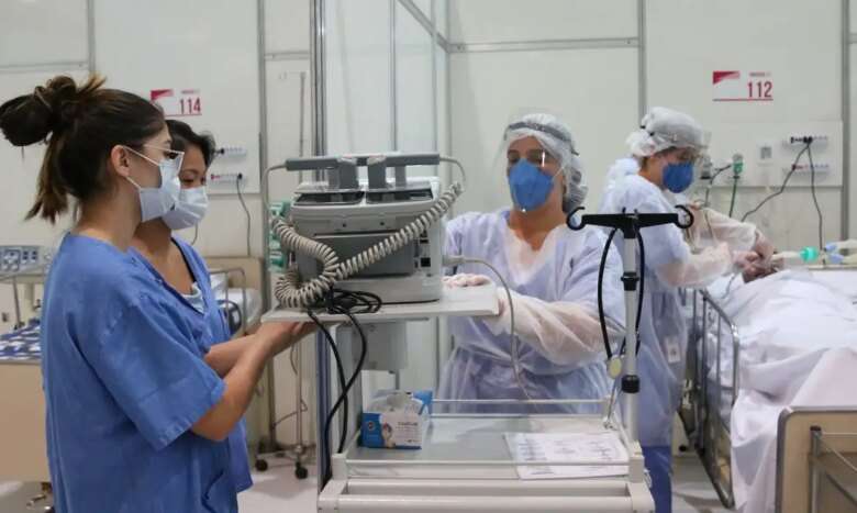 Médicos fazem treinamento no hospital de campanha para tratamento de covid-19 do Complexo Esportivo do Ibirapuera. Por: Rovena Rosa/Agência Brasil