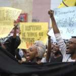 Rio de Janeiro - Em ato Contra o Genocídio da Juventude Negra, manifestantes protestam contra a morte de cinco jovens negros por PMs no último sábado (28), em Costa Barros, na zona norte (Tomaz Silva/Agência Brasil)