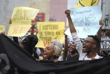 Rio de Janeiro - Em ato Contra o Genocídio da Juventude Negra, manifestantes protestam contra a morte de cinco jovens negros por PMs no último sábado (28), em Costa Barros, na zona norte (Tomaz Silva/Agência Brasil)