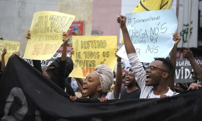 Rio de Janeiro - Em ato Contra o Genocídio da Juventude Negra, manifestantes protestam contra a morte de cinco jovens negros por PMs no último sábado (28), em Costa Barros, na zona norte (Tomaz Silva/Agência Brasil)