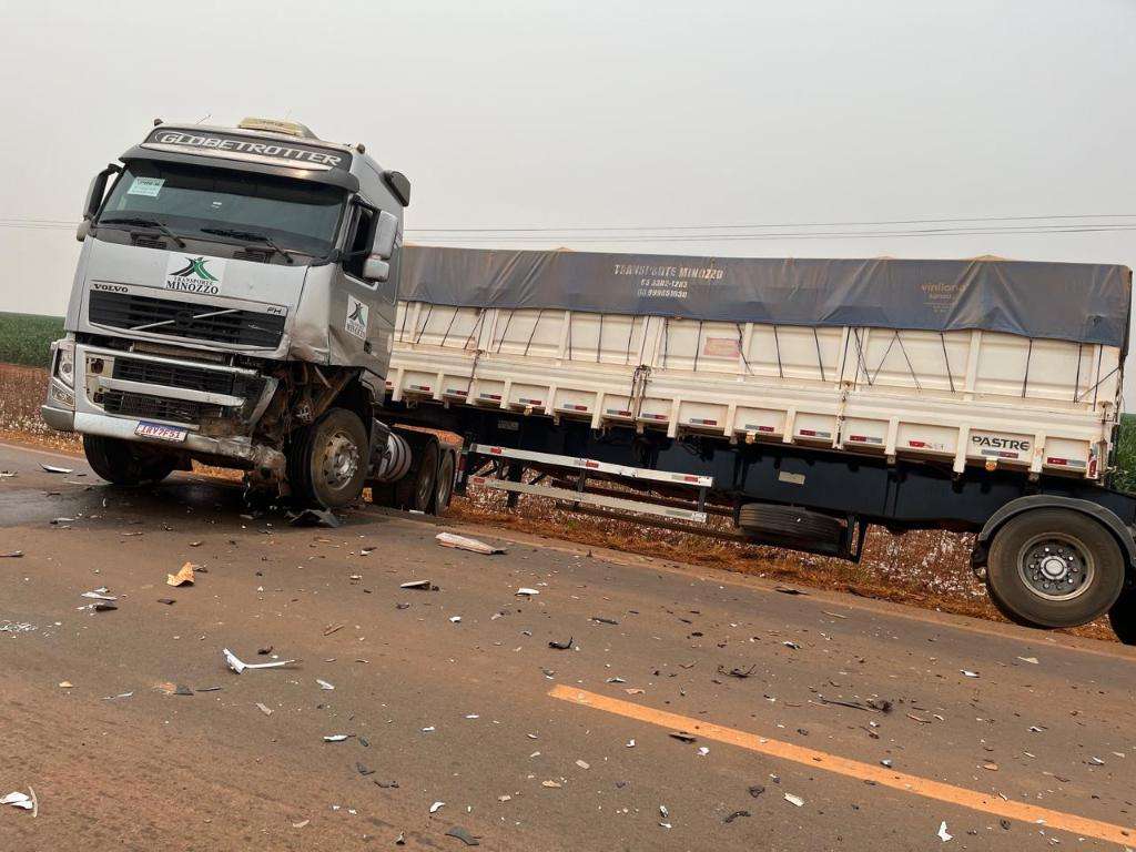 O motorista da carreta não sofreu ferimentos.