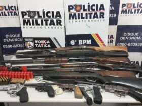 PM prende irmãos suspeitos por homicídio e apreende arsenal de armas na zona rural de Cáceres