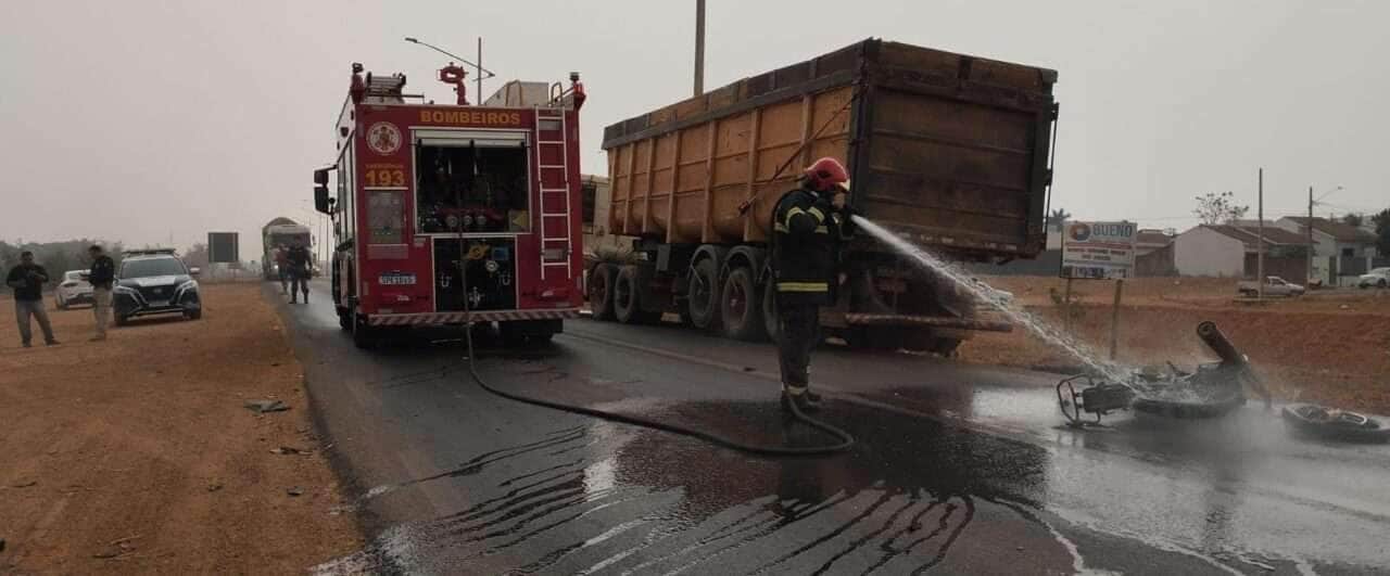 Acidente fatal envolvendo moto e caminhão causa incêndio na BR-070 em Mato Grosso