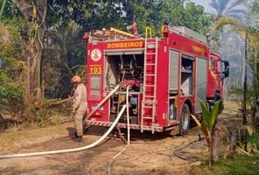 Bombeiros controlam chamas que atingiram barracões e carretas em Sinop