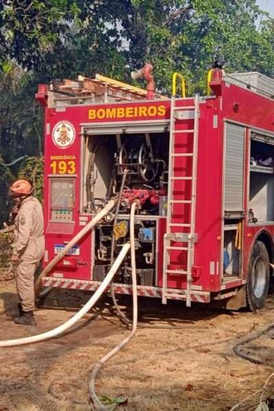 Bombeiros controlam chamas que atingiram barracões e carretas em Sinop