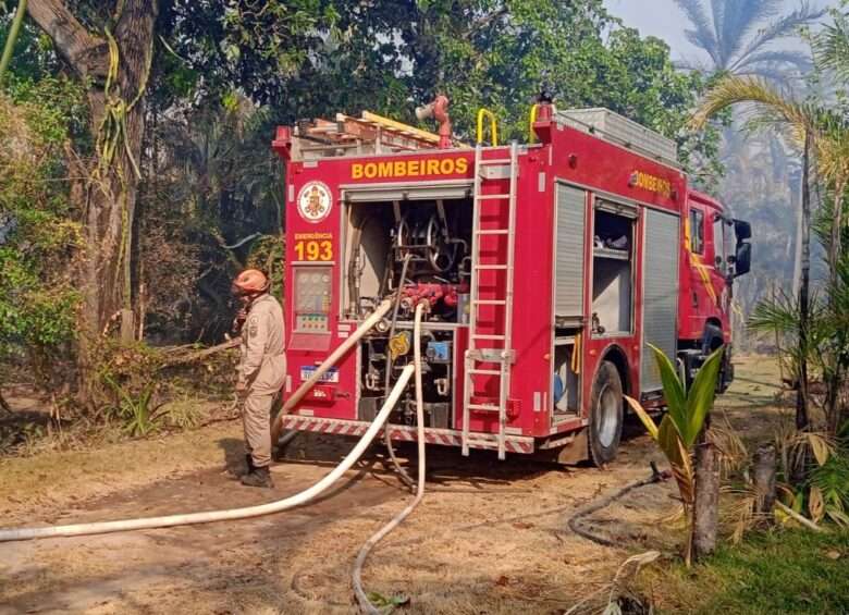 Bombeiros controlam chamas que atingiram barracões e carretas em Sinop