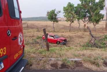 Bombeiros socorrem homem após capotamento de carro em rodovia de Mato Grosso