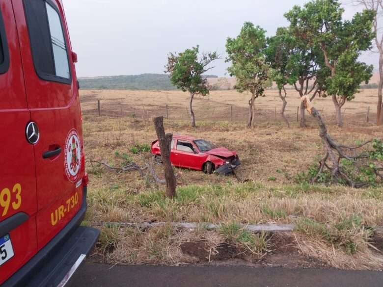 Bombeiros socorrem homem após capotamento de carro em rodovia de Mato Grosso