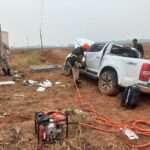 Bombeiros trabalham para resgatar vitimas apos veiculo capotar em rodovia de Mato Grosso