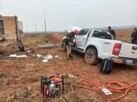 Bombeiros trabalham para resgatar vitimas apos veiculo capotar em rodovia de Mato Grosso