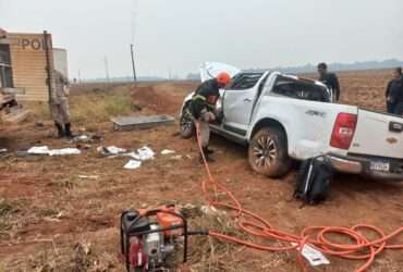 Bombeiros trabalham para resgatar vitimas apos veiculo capotar em rodovia de Mato Grosso