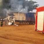 Corpo de Bombeiros controla incêndio em carreta carregada de algodão em rodovia de Mato Grosso