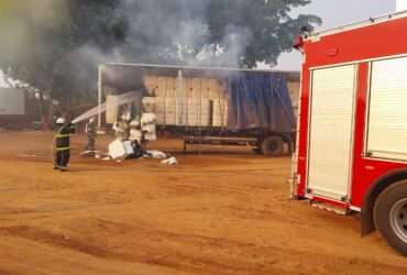 Corpo de Bombeiros controla incêndio em carreta carregada de algodão em rodovia de Mato Grosso