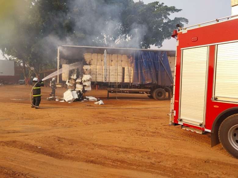 Corpo de Bombeiros controla incêndio em carreta carregada de algodão em rodovia de Mato Grosso