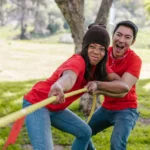 Homem e mulher jogando cabo de guerra - Fotos do Canva1