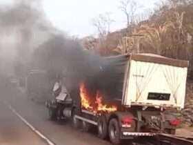 Motorista morre carbonizado após colisão entre caminhões na Serra de São Vicente