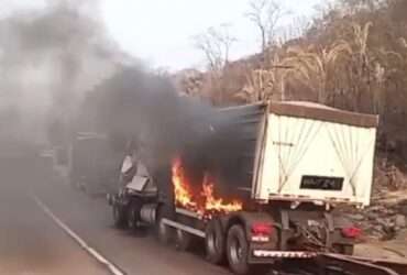 Motorista morre carbonizado após colisão entre caminhões na Serra de São Vicente