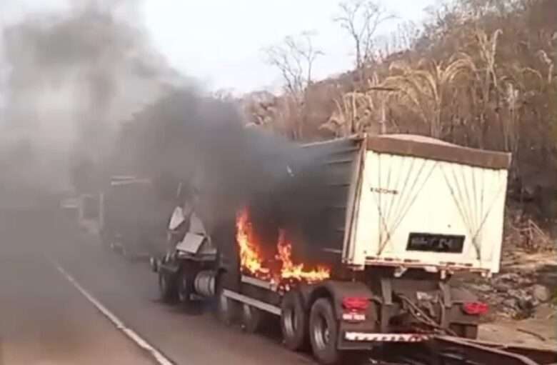 Motorista morre carbonizado após colisão entre caminhões na Serra de São Vicente