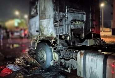 Incêndio destrói caminhão em posto de combustível de Mato Grosso