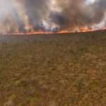 Incêndio em Chapada dos Guimarães exige reforço no combate desde o último sábado (21)