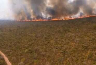 Incêndio em Chapada dos Guimarães exige reforço no combate desde o último sábado (21)