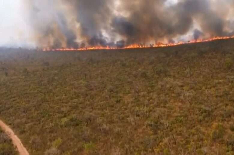 Incêndio em Chapada dos Guimarães exige reforço no combate desde o último sábado (21)