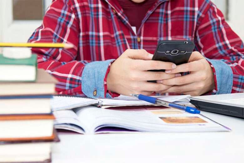 Mato Grosso avança na proibição do uso de celulares em sala de aula