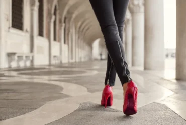 Mulher caminhando com calças pretas e salto alto vermelho - Fotos do Canva1