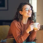 Mulher feliz bebendo chá quente - Fotos do Canva1