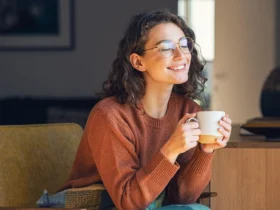 Mulher feliz bebendo chá quente - Fotos do Canva1