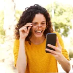 Mulher jovem feliz com óculos - Fotos do Canva1