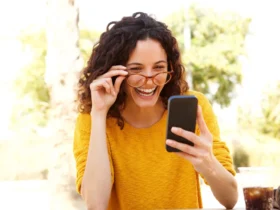 Mulher jovem feliz com óculos - Fotos do Canva1