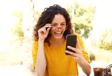 Mulher jovem feliz com óculos - Fotos do Canva1