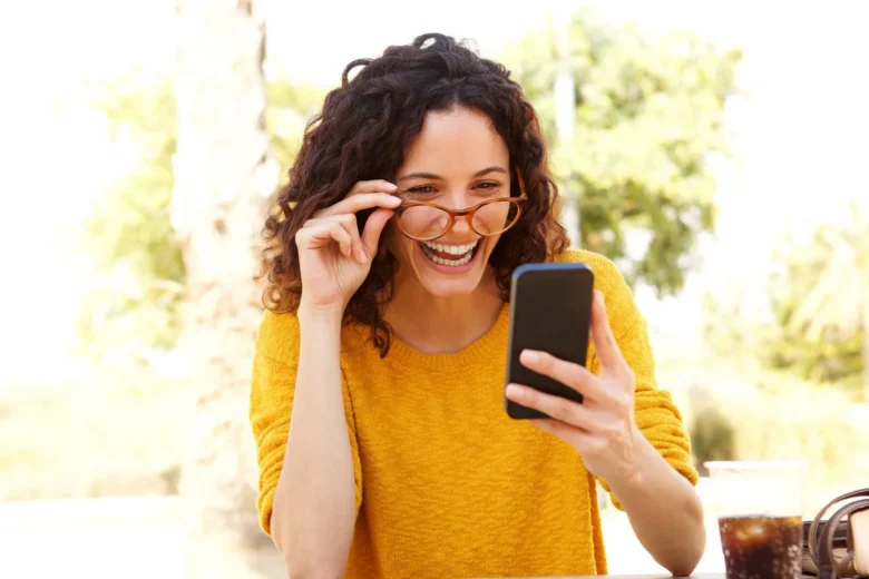 Mulher jovem feliz com óculos - Fotos do Canva1