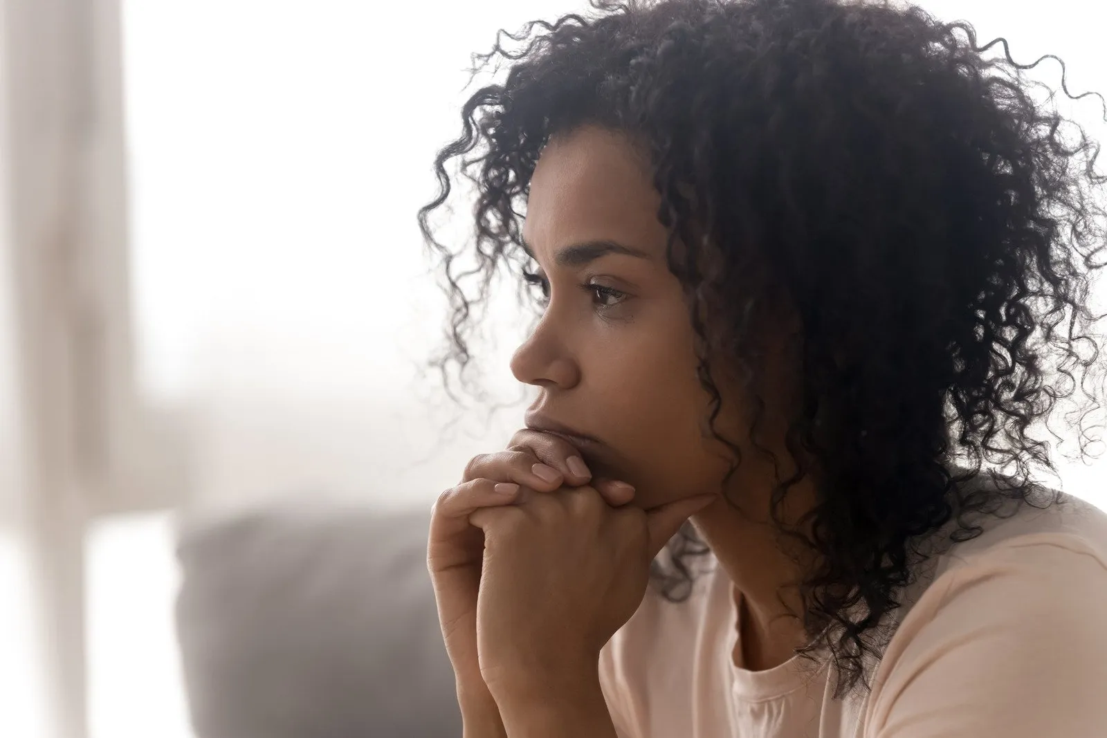 Mulher negra pensativa que pensa tendo problemas da vida - Fotos do Canva1