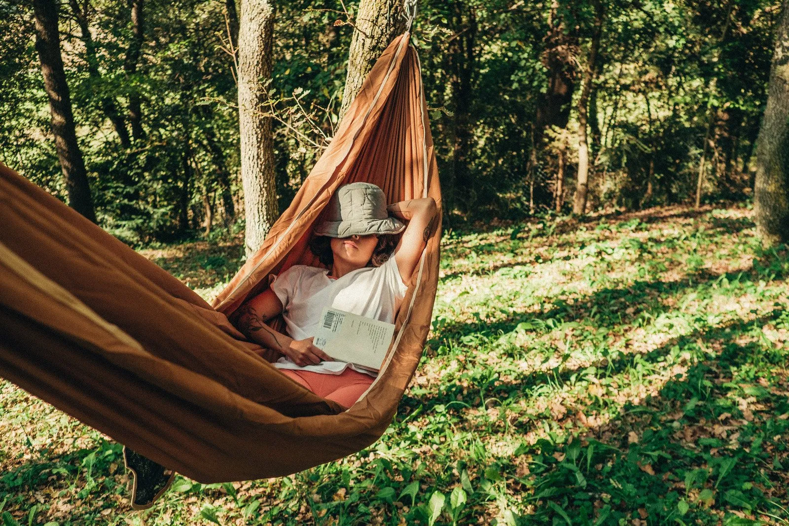 Mulher relaxando na rede - Fotos do Canva1