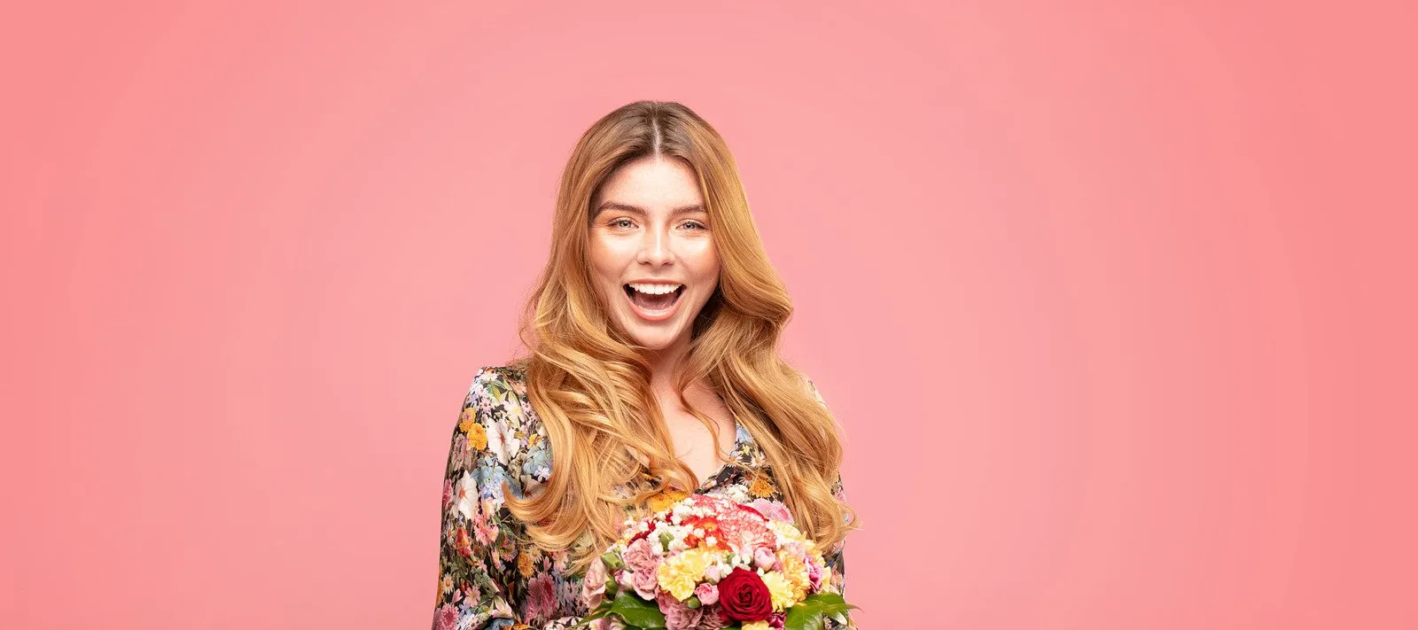 Mulher sorridente com flores na mão - Fotos do Canva1