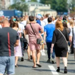 Multidão de pessoas na rua da cidade - Fotos do Canva1