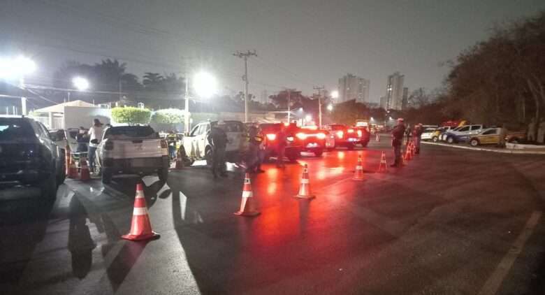 Operacao Lei Seca flagra sete motoristas embriagados em Cuiaba